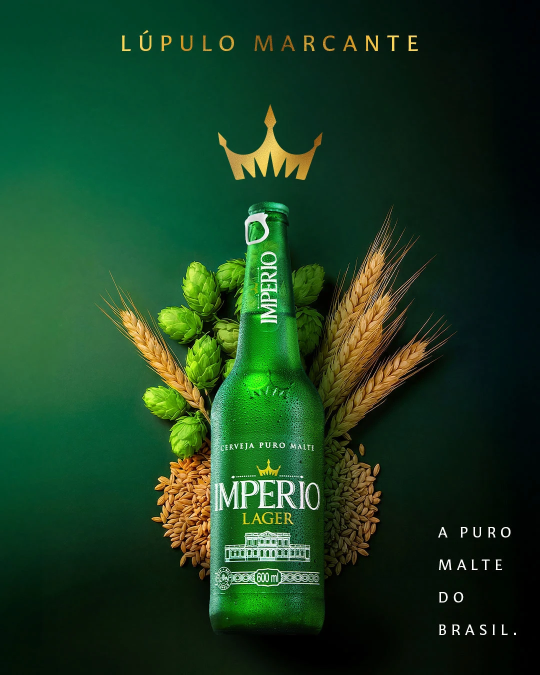 Cartaz "Lúpulo marcante": garrafa verde Império Lager com lúpulo, trigo e grãos de malte, sob coroa dourada, em fundo verde-escuro
