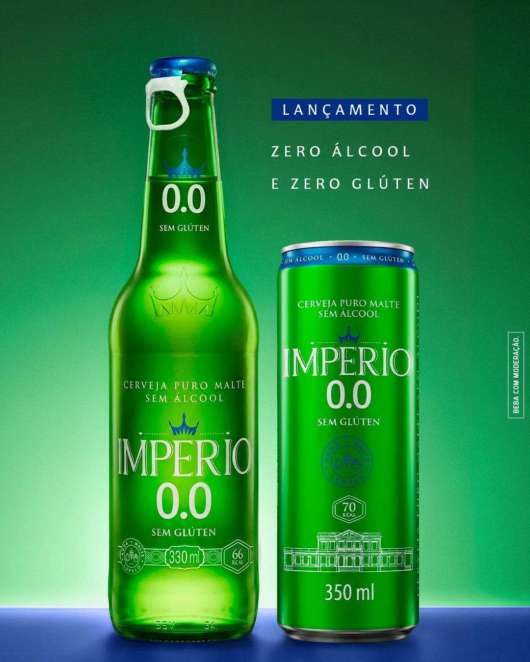 Peça de lançamento "Zero álcool e zero glúten": garrafa e lata da Império 0.0 lado a lado sobre base azul, em fundo verde