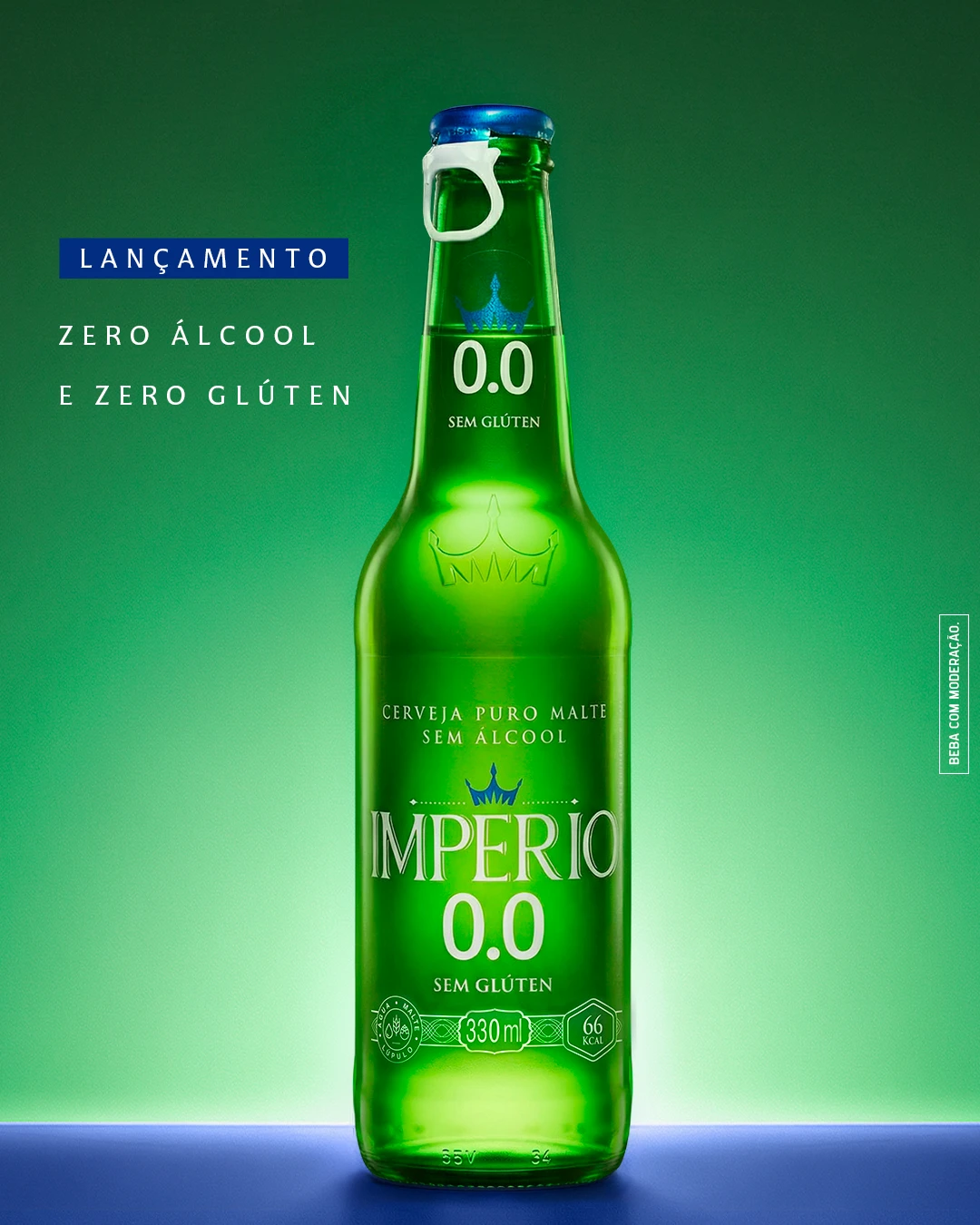Peça de lançamento "Zero álcool e zero glúten": garrafa da Império 0.0 sobre base azul, em fundo verde