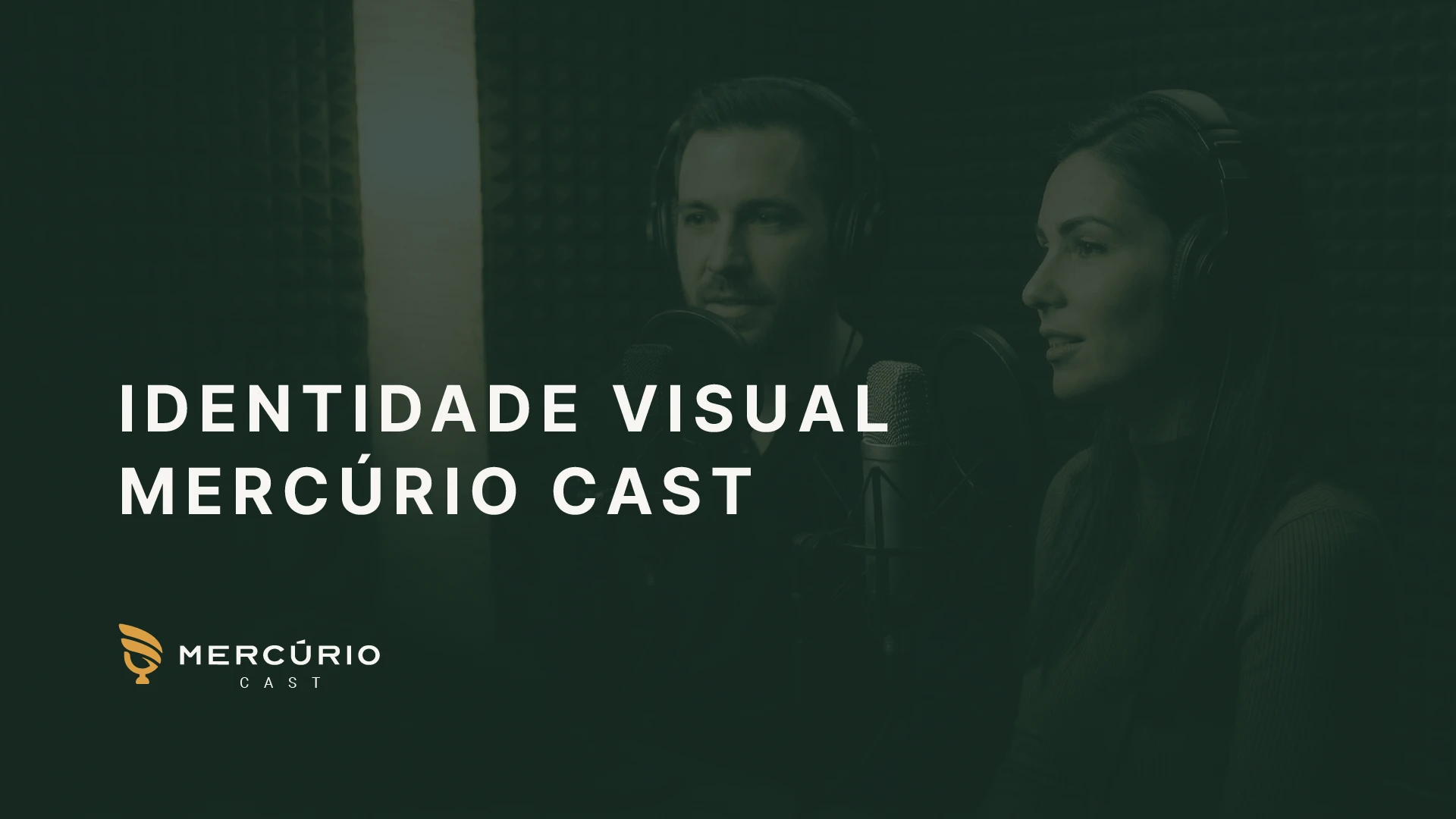 Abertura "Identidade visual Mercúrio Cast": dois apresentadores com fones de ouvido diante de microfones, sob filtro verde-escuro