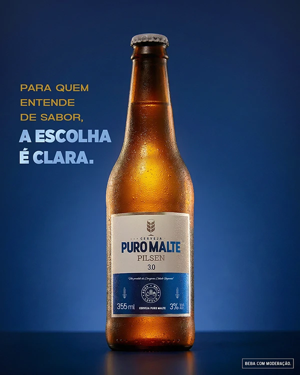 Post "Para quem entende de sabor, a escolha é clara": garrafa de Puro Malte Pilsen 3.0 em fundo azul-escuro