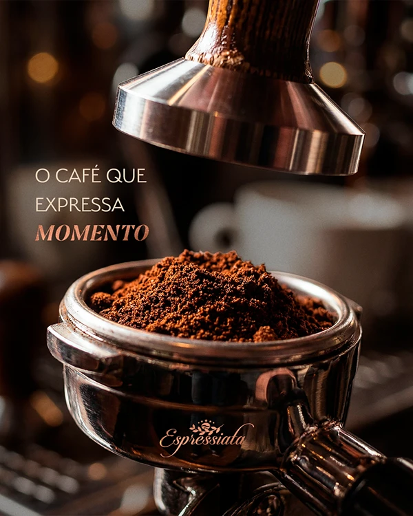Post "O café que expressa momento": porta-filtro cheio de café moído sob o compactador, com o logo Espressiata