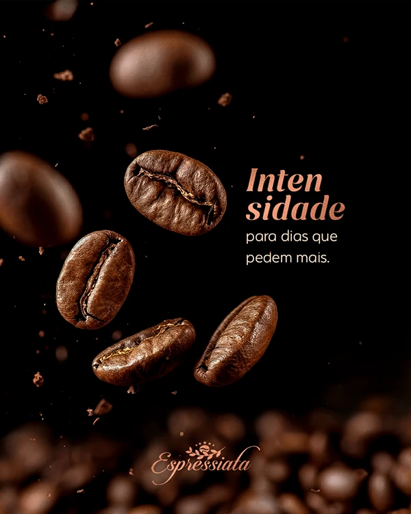 Post "Intensidade para dias que pedem mais": grãos de café torrados suspensos em fundo preto, com o logo Espressiata