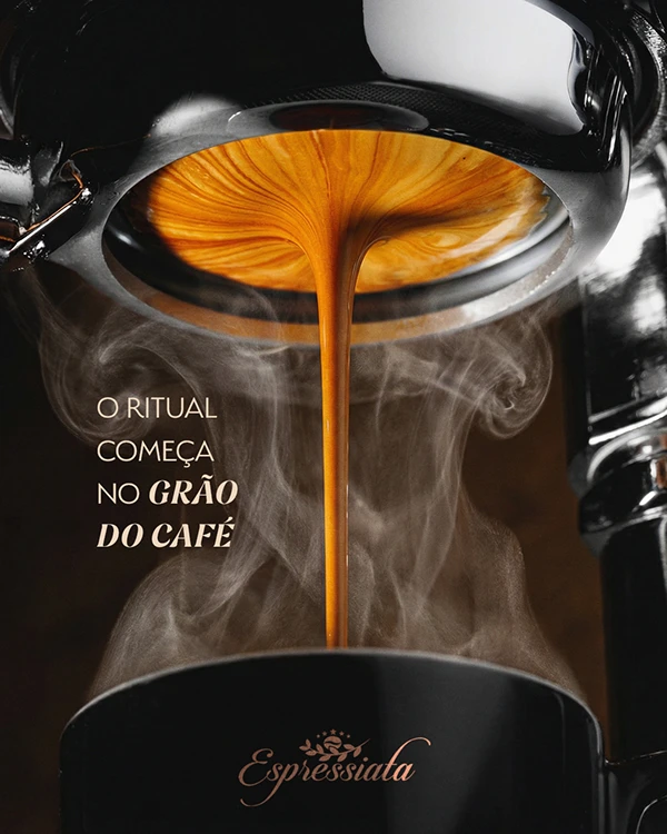 Post "O ritual começa no grão do café": espresso escorrendo do porta-filtro em meio ao vapor, com o logo Espressiata