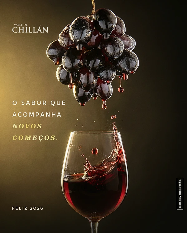 Post "O sabor que acompanha novos começos. Feliz 2026": cacho de uvas pingando sobre uma taça de vinho tinto