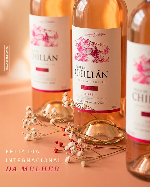Post "Feliz Dia Internacional da Mulher": garrafas de Valle de Chillán Rosé com um ramo de flores secas, em fundo rosado