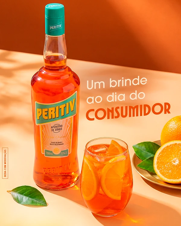 Post "Um brinde ao Dia do Consumidor": garrafa de Peritiv ao lado de um copo de drink com rodelas de laranja